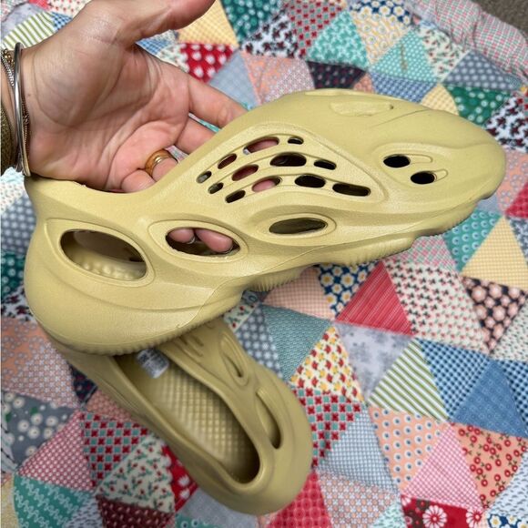 Stylish Beige Slip-On Shoes Yeezy Foam Runner size 9 women - Picture 6 of 9